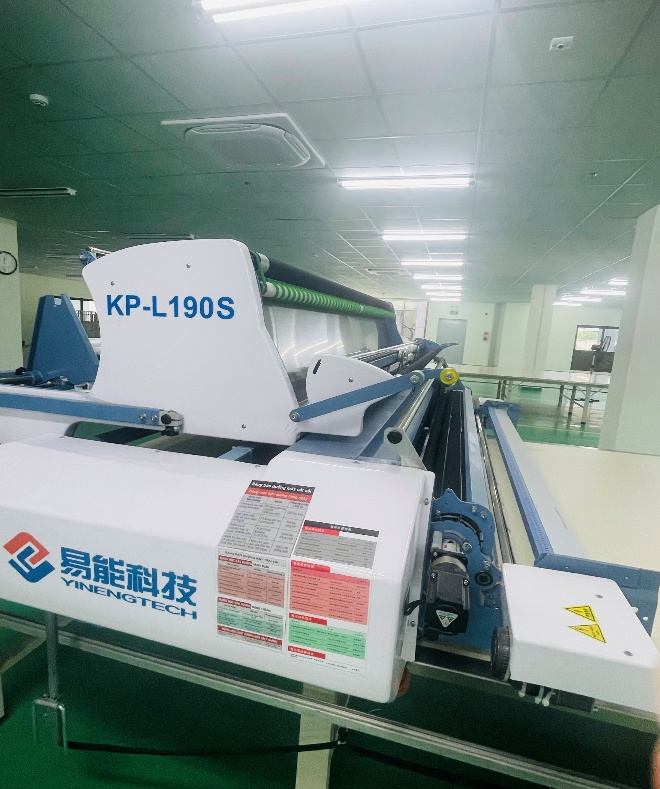 Automatic fabric cutting machine